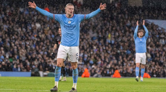 Erling Haaland complaining to the ref.